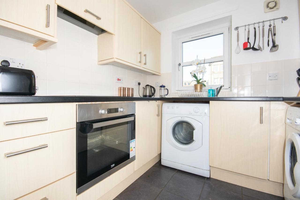 Dwellcome Home Ltd 2 Bedroom King & Double Central Apartment, Free Allocated Barrier Secured Parking Space At Rear Entrance & Fast Wifi, Ideal For Long Term Contractor, Corporate, Etc Stays, Regular Housekeeping Option - See Our Site For Assurance Aberdeen Exterior foto
