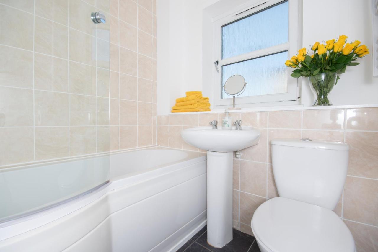 Dwellcome Home Ltd 2 Bedroom King & Double Central Apartment, Free Allocated Barrier Secured Parking Space At Rear Entrance & Fast Wifi, Ideal For Long Term Contractor, Corporate, Etc Stays, Regular Housekeeping Option - See Our Site For Assurance Aberdeen Exterior foto