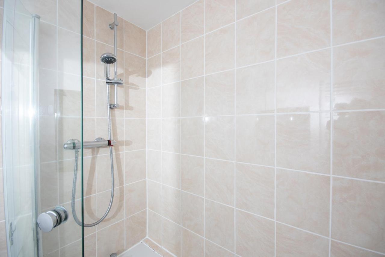 Dwellcome Home Ltd 2 Bedroom King & Double Central Apartment, Free Allocated Barrier Secured Parking Space At Rear Entrance & Fast Wifi, Ideal For Long Term Contractor, Corporate, Etc Stays, Regular Housekeeping Option - See Our Site For Assurance Aberdeen Exterior foto